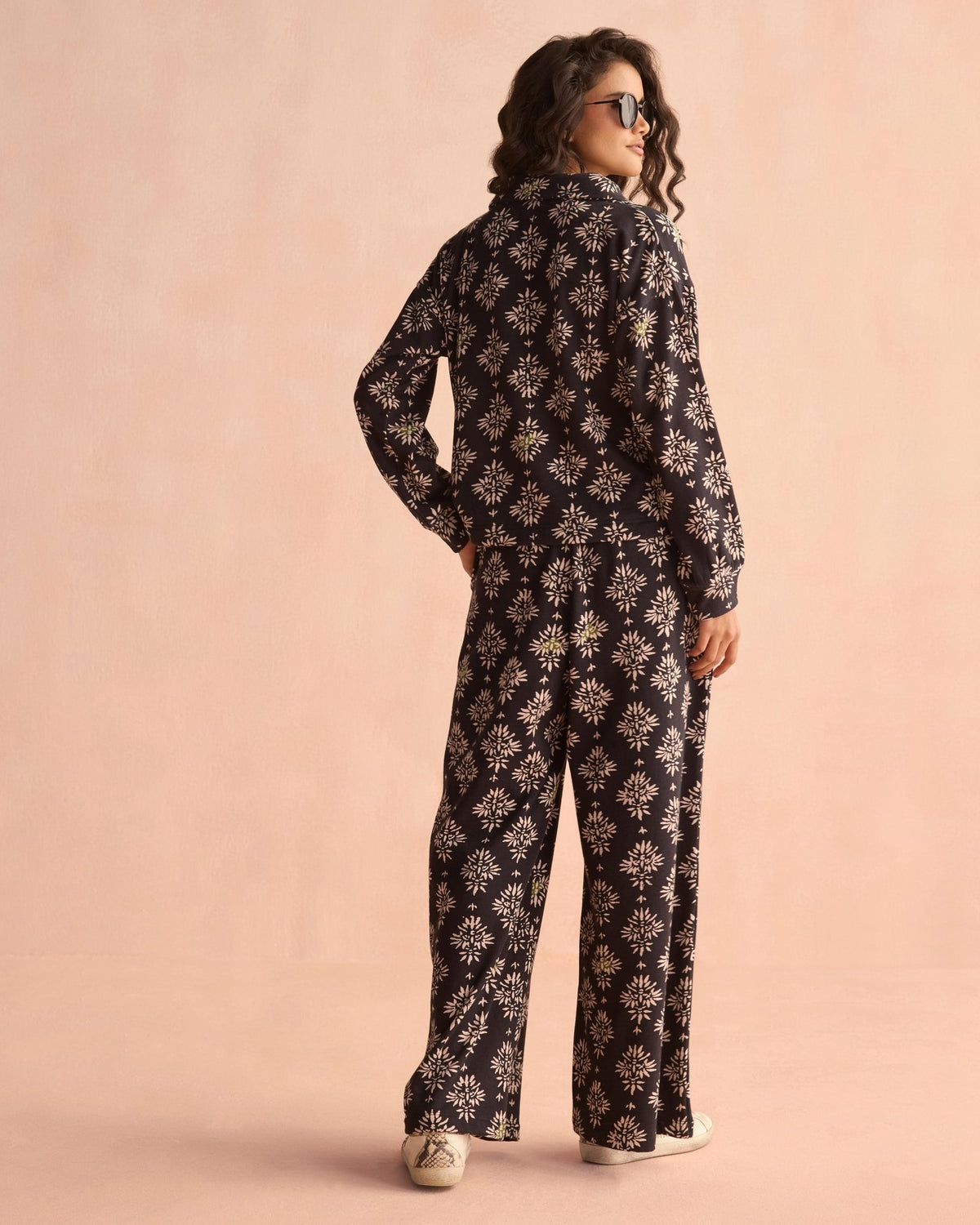 Logan Sweatshirt GOA LOTUS NOIR - INDOSPANISH MARKETING SERVICES